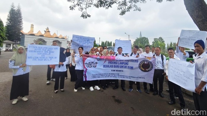 Guru Honorer Demi di Kantor DPRD Lampung