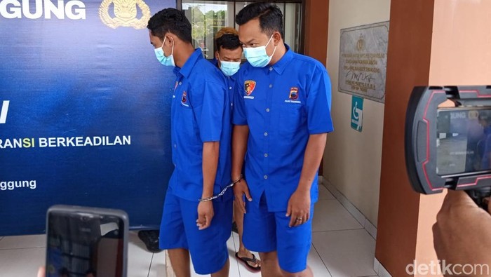 Keempat orang diduga melakukan perusakan pintu gerbang DPRD Kabupaten Temanggung dan barang bukti yang diamankan petugas saat rilis, Rabu (10/9/2025).