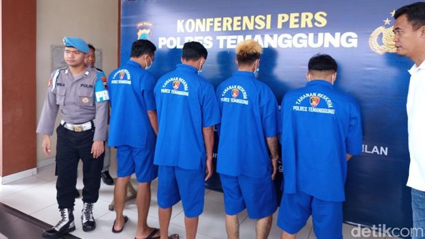 Keempat orang diduga melakukan perusakan pintu gerbang DPRD Kabupaten Temanggung dan barang bukti yang diamankan petugas saat rilis, Rabu (10/9/2025).