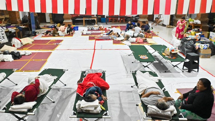 Denpasar Dilanda Banjir, Puluhan Warga Mengungsi Warga menghubungi keluarganya di posko pengungsian bencana banjir di kawasan Denpasar Timur, Denpasar, Bali, Rabu (10/9/2025). Sekitar 80 orang warga di kawasan tersebut mengungsi di dua titik pengungsian akibat tempat tinggalnya rusak diterjang banjir. ANTARA FOTO/Fikri Yusuf/nz