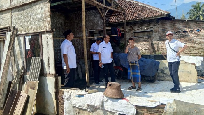 DPKPP Pandeglang tinjuan rumah guru honorer di Kecamatan Mandalawangi.