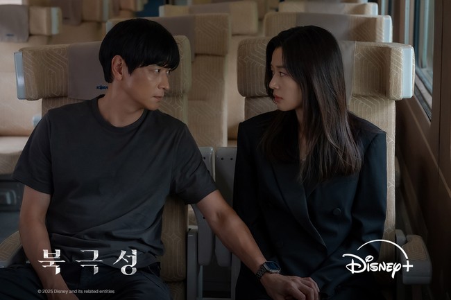 Jun Ji Hyun dan Kang Dong Won menghadirkan romansa dewasa penuh ketegangan di Tempest. Sang aktor tampil sebagai tentara bayaran elit yang setia melindungi Jun Ji Hyun setelah insiden penembakan suaminya dan dihantui teror. Foto: dok. Disney+ Hotstar