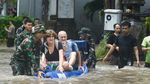 Momen Bule Terobos Banjir Hebat di Pulau Dewata