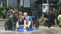 Petugas mengevakuasi sejumlah wisatawan mancanegara yang terjebak banjir di kawasan Kuta, Badung, Bali, Rabu (10/9/2025). Para bule itu dievakuasi menggunakan perahu karet dari sejumlah lokasi di kawasan pariwisata itu karena terendam banjir akibat hujan deras yang mengguyur wilayah Bali sejak Selasa (9/9). (Foto: ANTARA FOTO/FIKRI YUSUF)
