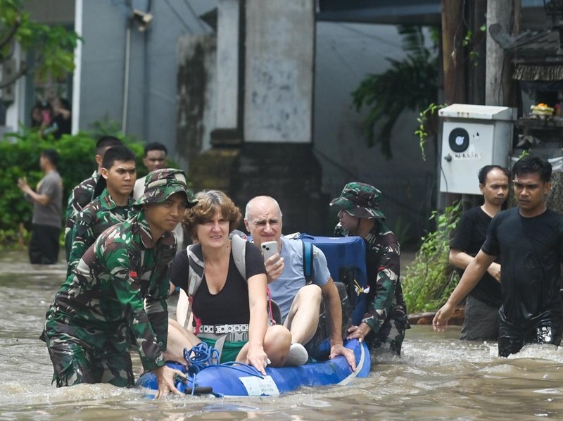 Petugas mengevakuasi wisatawan mancanegara yang terjebak banjir di kawasan Kuta, Badung, Bali, Rabu (10/9/2025). Sejumlah wisatawan mancanegara dievakuasi petugas dari sejumlah lokasi di kawasan pariwisata itu karena terendam banjir yang disebabkan hujan yang mengguyur wilayah Bali sejak Selasa (9/9). ANTARA FOTO/Fikri Yusuf/nym.