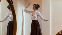 Saat lagi senggang, Fanny Soegi pun tampak belajar menari. (Foto: dok Instagram fannysoegi)