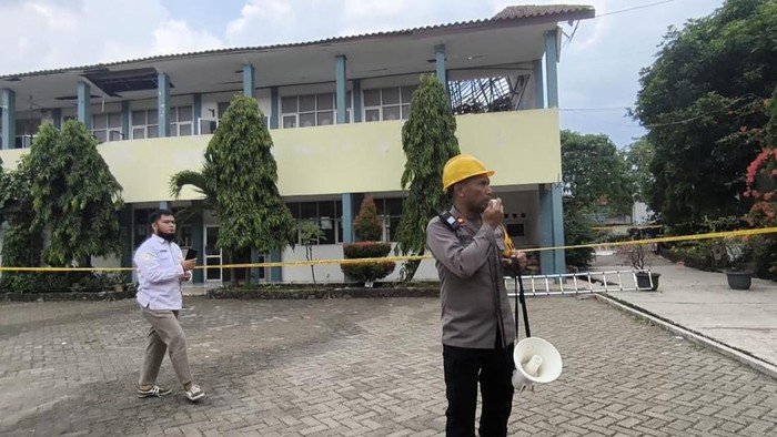 Garis polisi dipasang di SMK kawasan Cileungsi Bogor usai atap ambruk. (Dok. ist)