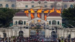 Jolly Roger Berkibar di Tengah Kobaran Api Gedung DPR Nepal