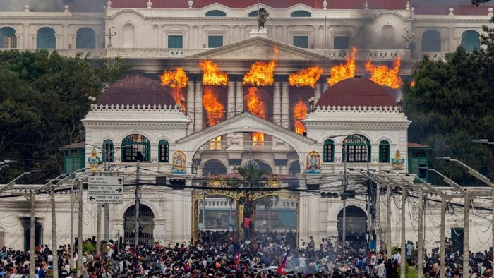 Gedung DPR dibakar, 22 orang tewas, PM mundur  Apa yang diketahui soal demo di Nepal?