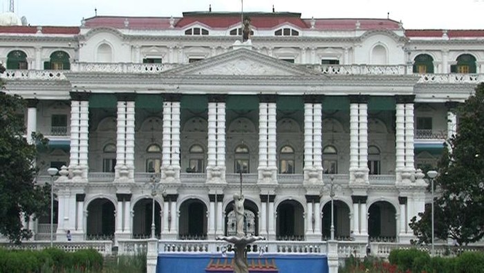 Singha Durbar, gedung megah yang dahulu digunakan sebagai istana kini diubah menjadi Gedung Parlemen Nepal.