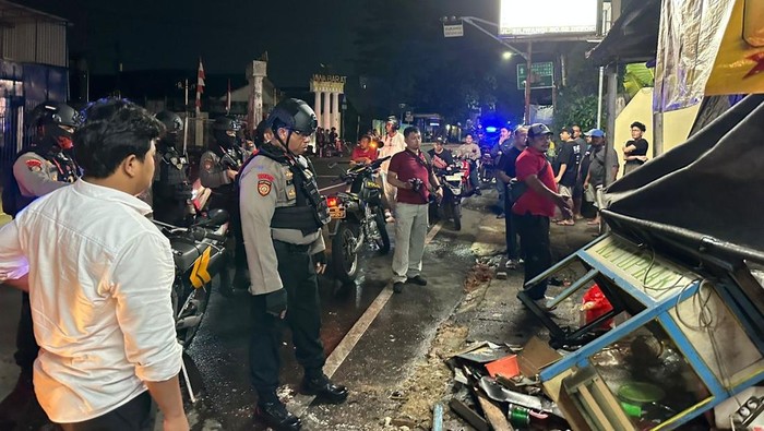Gerobak pedagang ketoprak di Depok dirusak (dok.istimewa)
