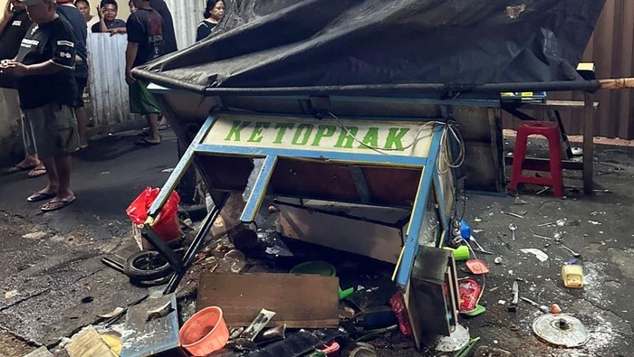 Gerobak pedagang ketoprak di Depok dirusak (dok.istimewa)