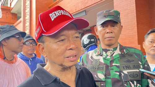 Gubernur Bali, Wayan Koster, meninjau Pasar Kumbasari, Denpasar, yang diterjang banjir, Rabu (10/9/2025). (Rizky Setyo/detikBali)