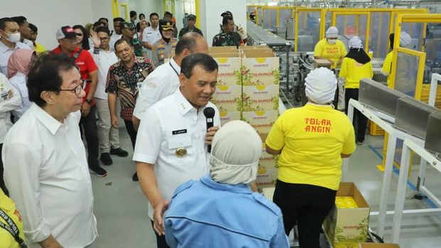 Gubernur Jateng, Ahmad Luthfi, saat berkunjung ke pabrik PT Sido Muncul di Kecamatan Bergas, Kabupaten Semarang, Rabu (10/9/2025).
