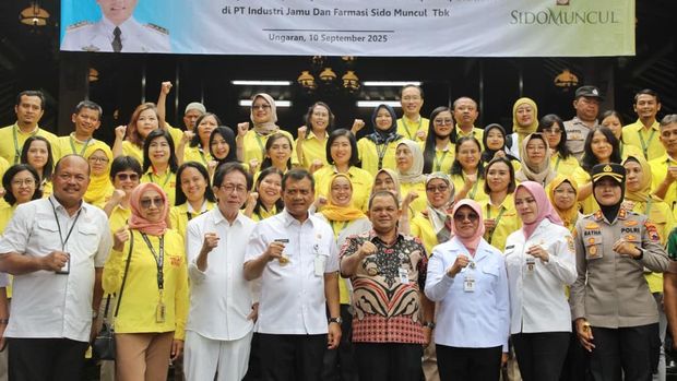 Gubernur Jateng, Ahmad Luthfi, saat berkunjung ke pabrik PT Sido Muncul di Kecamatan Bergas, Kabupaten Semarang, Rabu (10/9/2025).