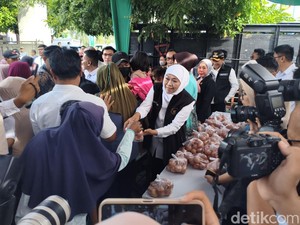 Gubernur Khofifah Gelar Pasar Murah di Sidoarjo