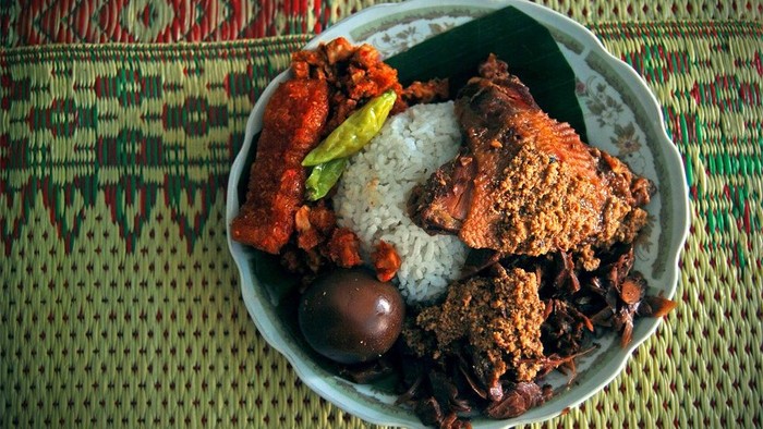 Sepiring gudeg Jogja spesial dan komplet dengan lauk-pauknya