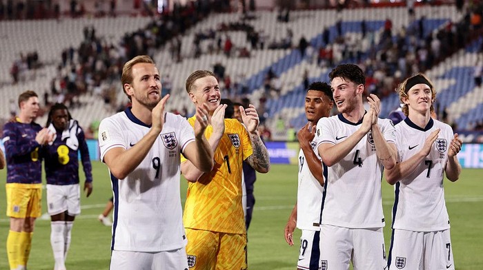 BELGRADE, SERBIA - SEPTEMBER 09: Harry Kane of England shows appreciation to the fans with teammates following the teams victory in the FIFA World Cup 2026 qualifier match between Serbia and England at Rajko Mitic Stadium on September 09, 2025 in Belgrade, Serbia. (Photo by Srdjan Stevanovic - UEFA/UEFA via Getty Images)