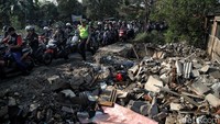 Banyak pengendara bahkan nekat melawan arus, membuat dua jalur utama terkunci dan tidak bisa berfungsi normal. Sejumlah warga sekitar akhirnya turun tangan membantu mengatur lalu lintas agar kendaraan bisa kembali ke jalurnya.