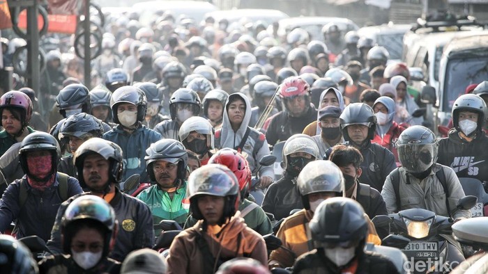 Kemacetan parah melanda Jalan Raya Pulo Timaha, Babelan, Kabupaten Bekasi, Jawa Barat, sejak Rabu (10/9/2025) pagi. Ratusan kendaraan baik roda dua maupun roda empat terjebak dan nyaris tidak bergerak selama berjam-jam.