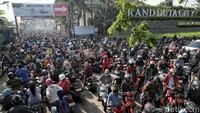 Kondisi ini dipicu oleh perilaku sebagian pengendara yang saling serobot di titik persimpangan dan ruas jalan yang menyempit. Aparat kepolisian bersama aparatur desa juga berusaha mengurai kemacetan dengan berdiri di titik simpul kepadatan.