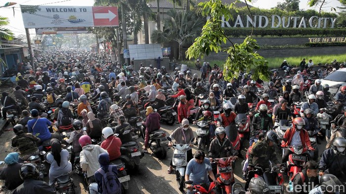 Kemacetan parah melanda Jalan Raya Pulo Timaha, Babelan, Kabupaten Bekasi, Jawa Barat, sejak Rabu (10/9/2025) pagi. Ratusan kendaraan baik roda dua maupun roda empat terjebak dan nyaris tidak bergerak selama berjam-jam.