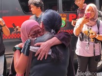 Video Sejumlah Aktivis Jenguk Delpedro-Haris Anhar, Harap Kasus Dihentikan