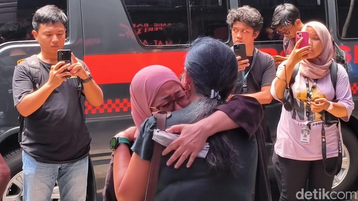 Ibunda menangis saat hendak menjenguk Delpedro Marhaen di Polda Metro Jaya, Rabu (10/9/2025).