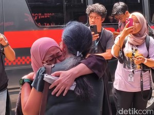 Ibu Delpedro Menangis di Polda Metro: Anak Saya Bukan Maling