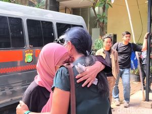 Video Tangis Ibu Delpedro: Anak Saya Bukan Penjahat, Bukan Koruptor