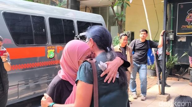 Ibunda menangis saat hendak menjenguk Delpedro Marhaen di Polda Metro Jaya, Rabu (10/9/2025).