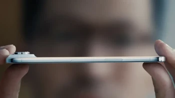 iPhone Air mencuri perhatian dengan ketebalan hanya 5,6 mm, menjadikannya ponsel Apple paling tipis hingga saat ini. Meski demikian, perangkat ini tetap tampil elegan dengan frame titanium dan bodi keramik yang kuat. Foto: Apple