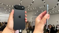 Chip A19 Pro (CPU 6-core, GPU 5-core) yang dipakai di iPhone Air mempunyai pemrosesan AI hingga 3x lebih cepat. N1, chip jaringan Apple, menghadirkan Wi-Fi 7, Bluetooth 6, dan Thread, sedangkan C1X, modem Apple terbaru, 2x lebih cepat dari C1 sambil menggunakan 30% lebih sedikit daya. (Foto: Cnet)