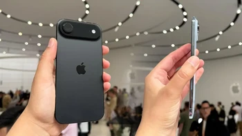 Chip A19 Pro (CPU 6-core, GPU 5-core) yang dipakai di iPhone Air mempunyai pemrosesan AI hingga 3x lebih cepat. N1, chip jaringan Apple, menghadirkan Wi-Fi 7, Bluetooth 6, dan Thread, sedangkan C1X, modem Apple terbaru, 2x lebih cepat dari C1 sambil menggunakan 30% lebih sedikit daya Foto: Cnet