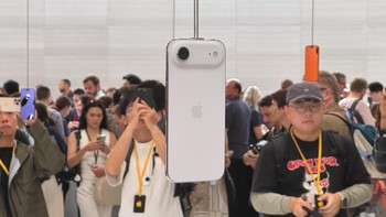 iPhone Air hadir dengan plate grade 5 titanium dan finishing cermin tinggi yang elegan. Bodinya dilapisi oleh Ceramic Shield 2 di depan (3x tahan gores) dan Ceramic Shield di bagian belakang (4x tahan retak), menjadikannya lebih tahan banting dari generasi sebelumnya. Foto: Unwired