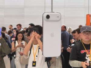 Kesan Pertama Para Tech Reviewer Genggam iPhone Air