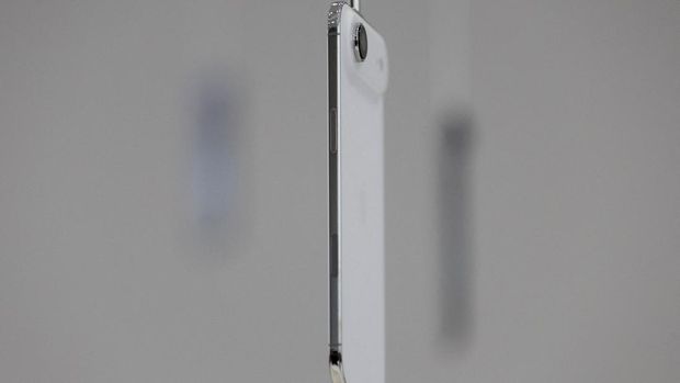 iPhone Air tergantung selama acara Apple di Steve Jobs Theater di kampusnya di Cupertino, California, AS, 9 September 2025. (REUTERS/Manuel Orbegozo)