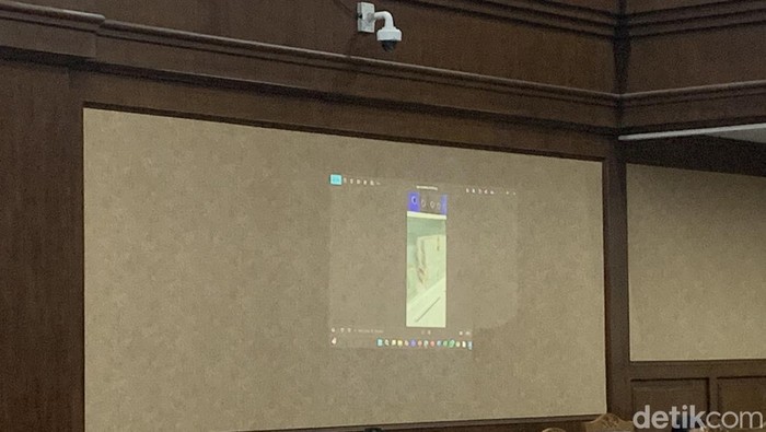 Jaksa menampilkan foto tumpukan uang puluhan miliar dalam brankas di sidang kasus dugaan suap vonis lepas perkara minyak goreng (migor). (Mulia/detikcom).