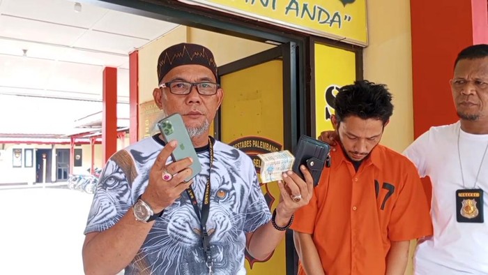 M Rio (tengah) ditangkap polisi usai menjambret mahasiswi di Palembang.