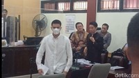 Kasus hukum yang menyeret Jonathan Frizzy bermula pada Maret 2025. Ia ditangkap oleh pihak kepolisian terkait penyelundupan dan peredaran cairan rokok elektrik atau vape yang mengandung zat Etomidate. Foto: Ahsan/detikhot