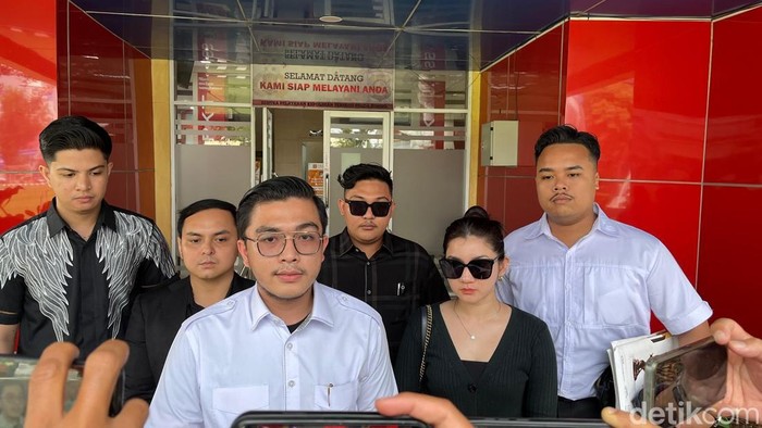 Juniar membuat laporan ke SPKT Polda Sumsel didampingi kuasa hukumnya