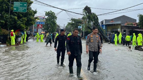 Kapolda Bali memantau penanganan banjir di wilayah Denpasar dan Badung, Rabu (10/9/2025). (Foto: Dok. Polda Bali)