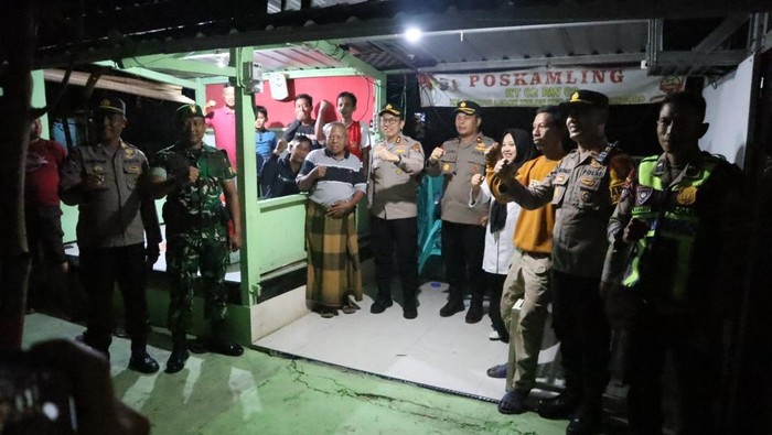 Kapolres Bojonegoro mendatangi warga yang sedang ronda atau siskamling di Poskamling. Dia ingatkan warga lebih waspada gangguan keamanan.