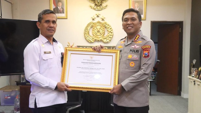 Kapolresta Sidoarjo, Kombes Pol Christian Tobing, menerima penghargaan dari Menteri Imigrasi dan Pemasyarakatan, Agus Andrianto