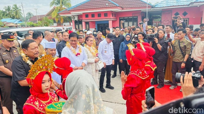 Wamen Transmigrasi Viva Yoga Mauladi saat mengunjungi kawasan transmigrasi Lais, Giri Makmur, Ketahun (Lagita) di Bengkulu Utara