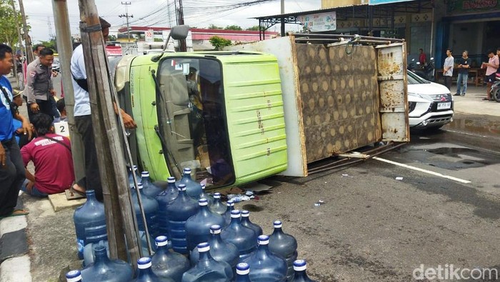 Penampakan truk bermuatan galon yang terguling di Jalan Jogja-Solo, Kraguman, Jogonalan, Klaten, Rabu (10/9/2025).