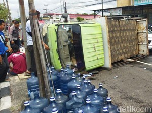 Truk Muat Galon Terguling di Jalan Jogja-Solo Klaten