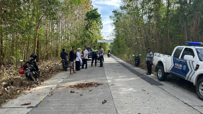 Polisi saat olah TKP kecelakaan lalulintas di Lingkungan Seneng, Kelurahan Giriwono, Kecamatan/Kabupaten Wonogiri, Rabu (10/9/2025).