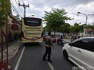 Bus Mahardika Vs Mio di Jalan dr Radjiman Solo, Pemotor Tewas