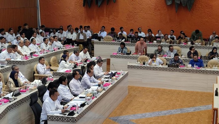 Kemenhub rapat di DPR